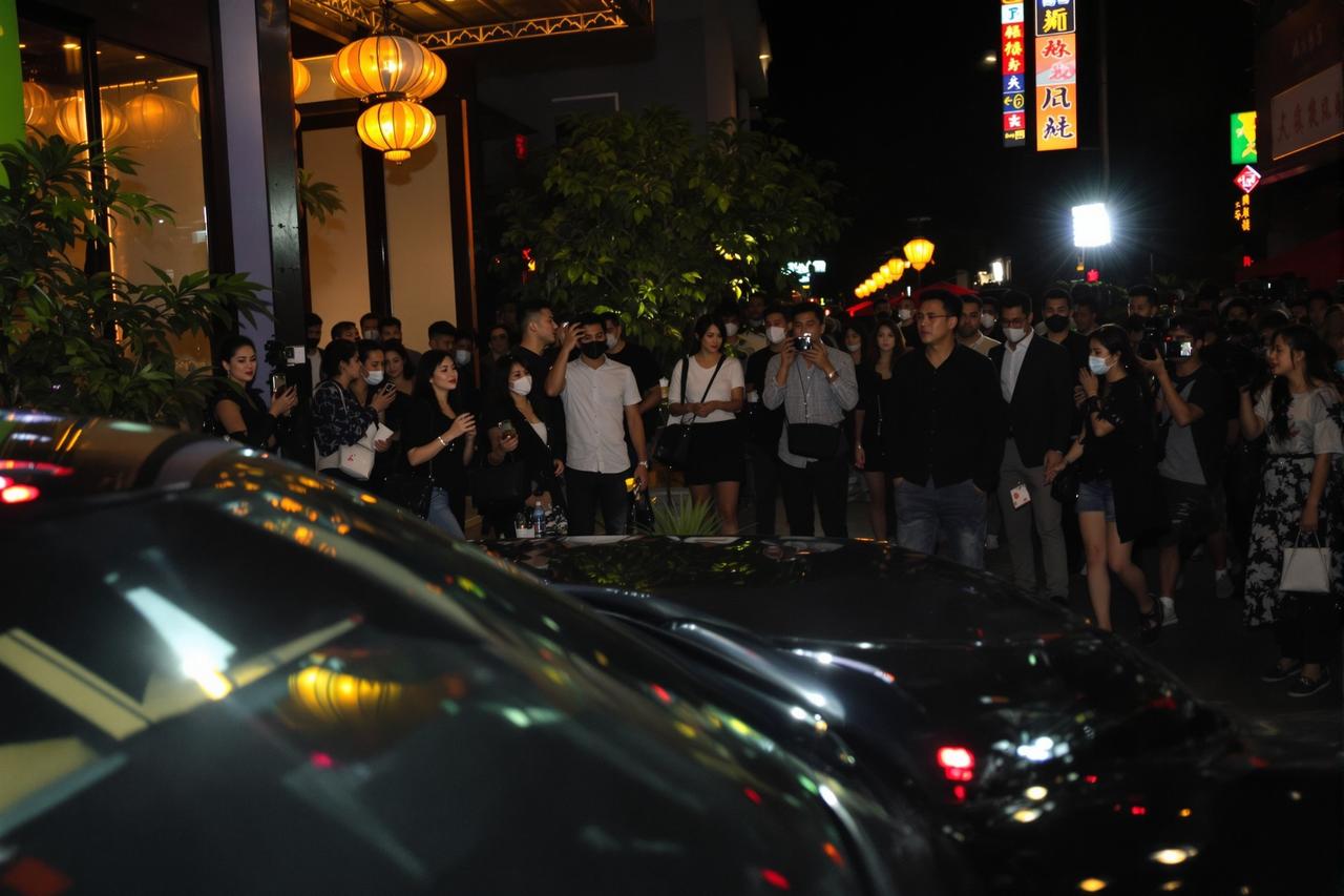 知名导演与女演员深夜密会被拍，两人关系引发网友热议